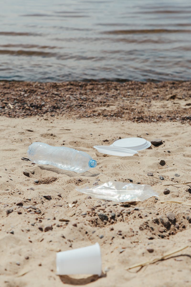 flesjes op het strand
