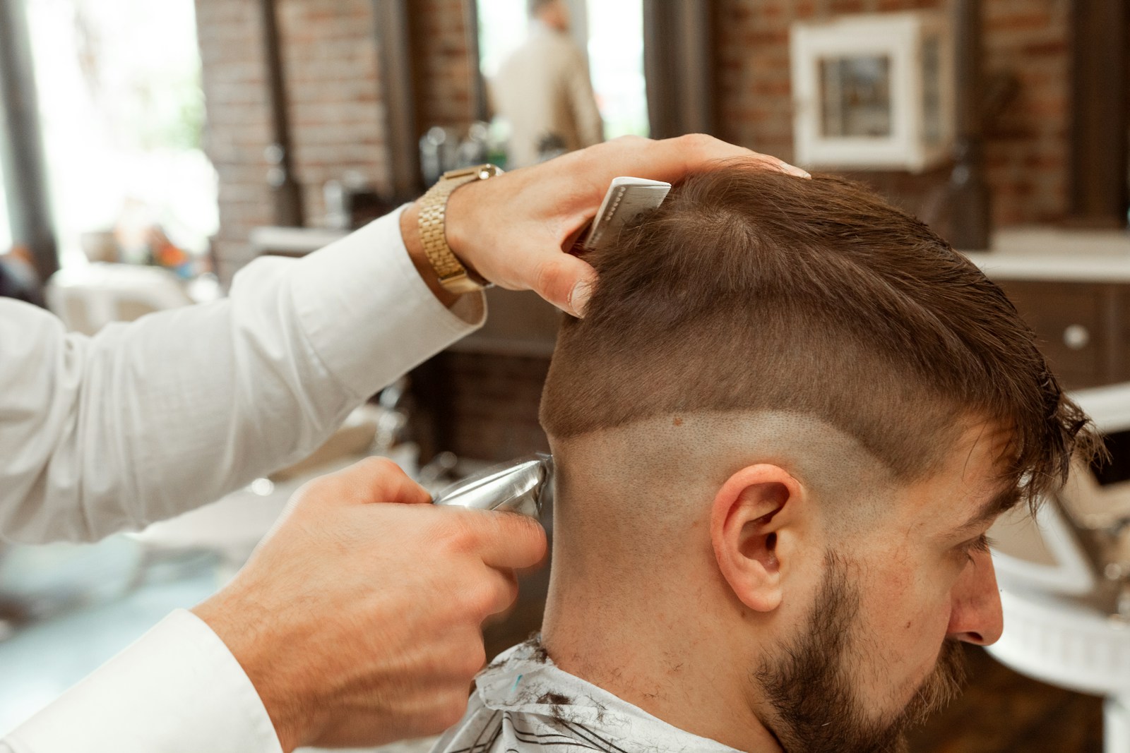 kapper scheert haren van man