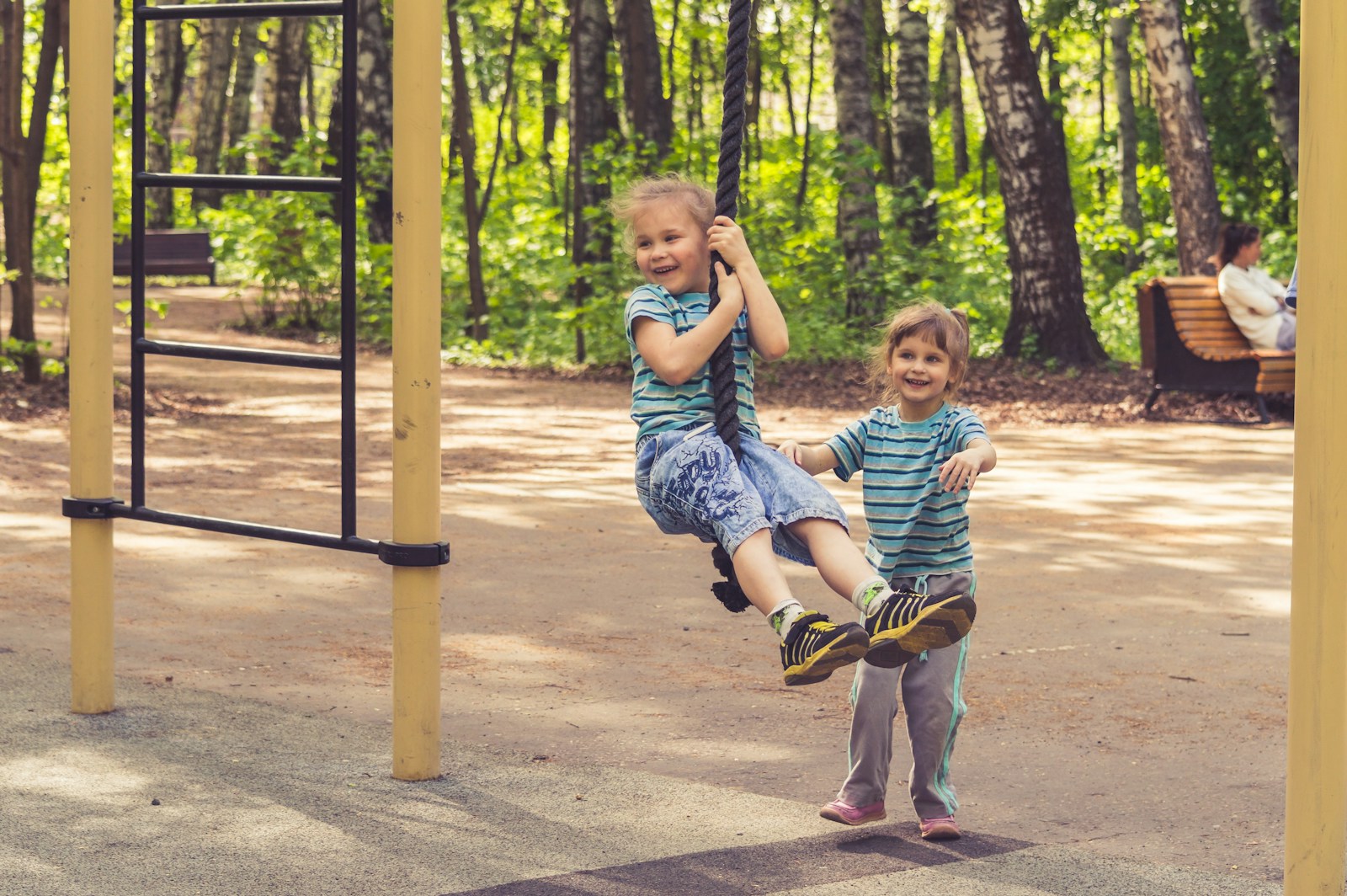 2 kinderen die buitenspelen